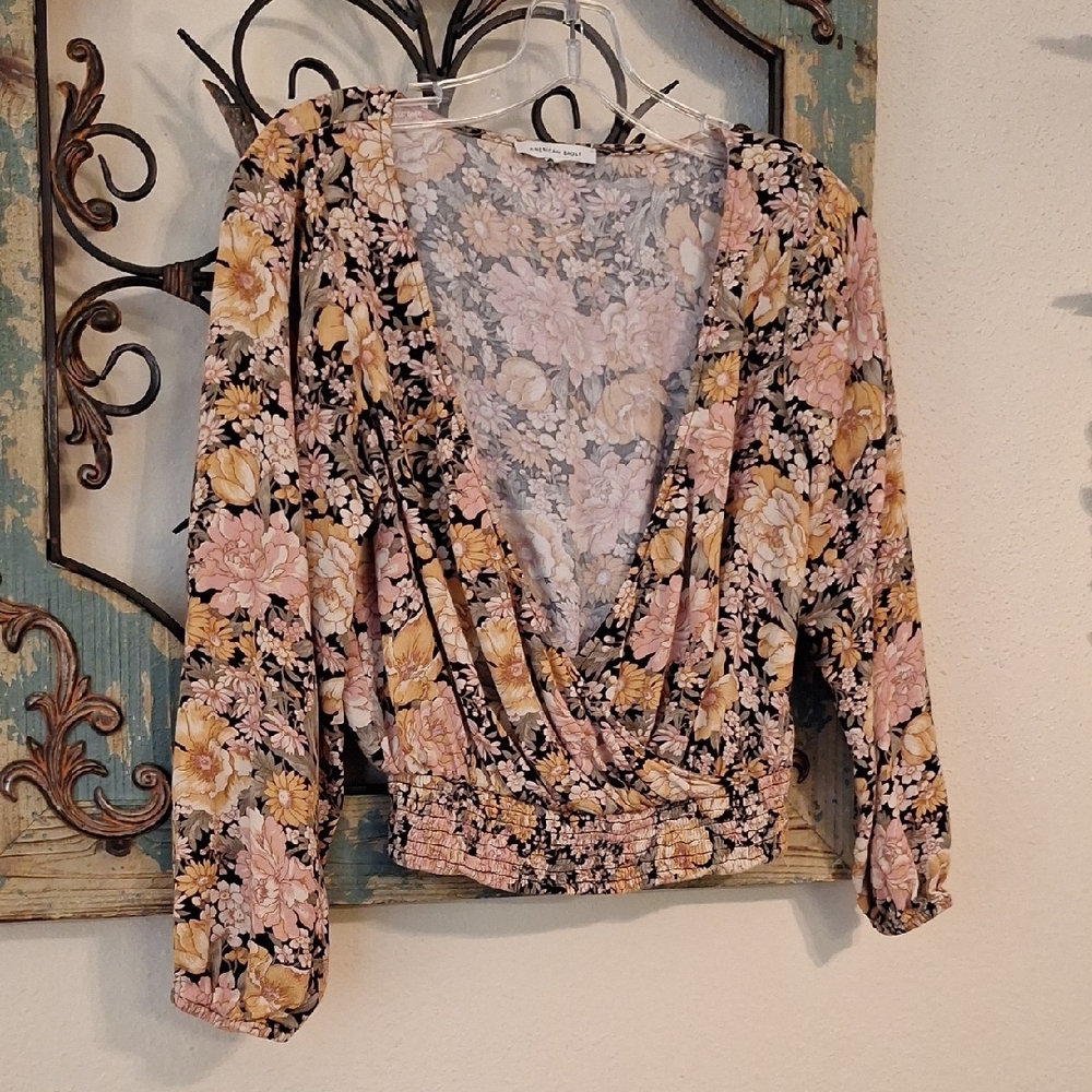 🔥🔥CLEARANCE ITEM🔥🔥American Eagle Floral Blouse in Black and Peach. Size XS